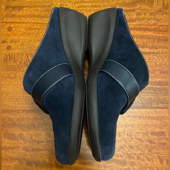 Pair of Aerosoles Blue Suede Shoes Size 7.5M - Picture 5 of 5